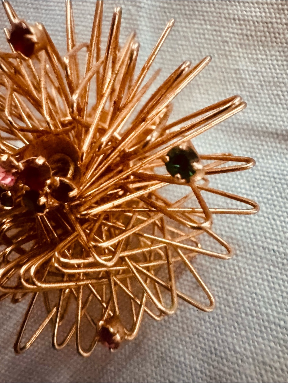 Rare Vintage Gold tone Sputnik brooch with rare coloured stones - Picture 4 of 10
